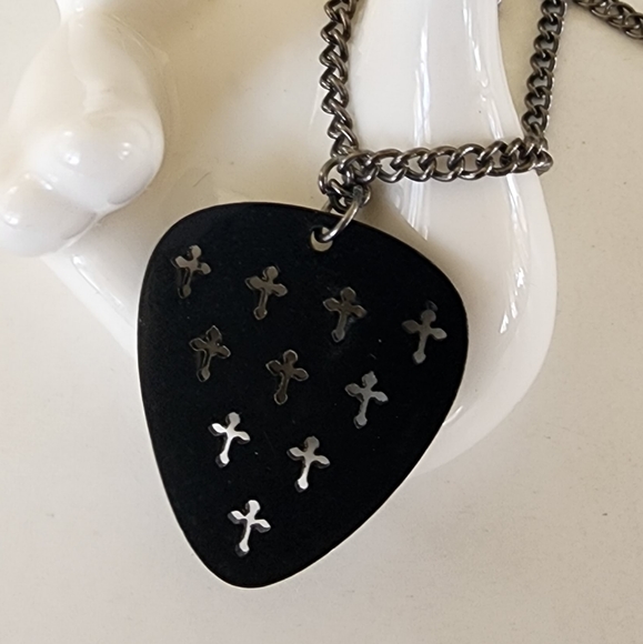 🎸 Claire's Cross Guitar Pick Necklace - Picture 2 of 5